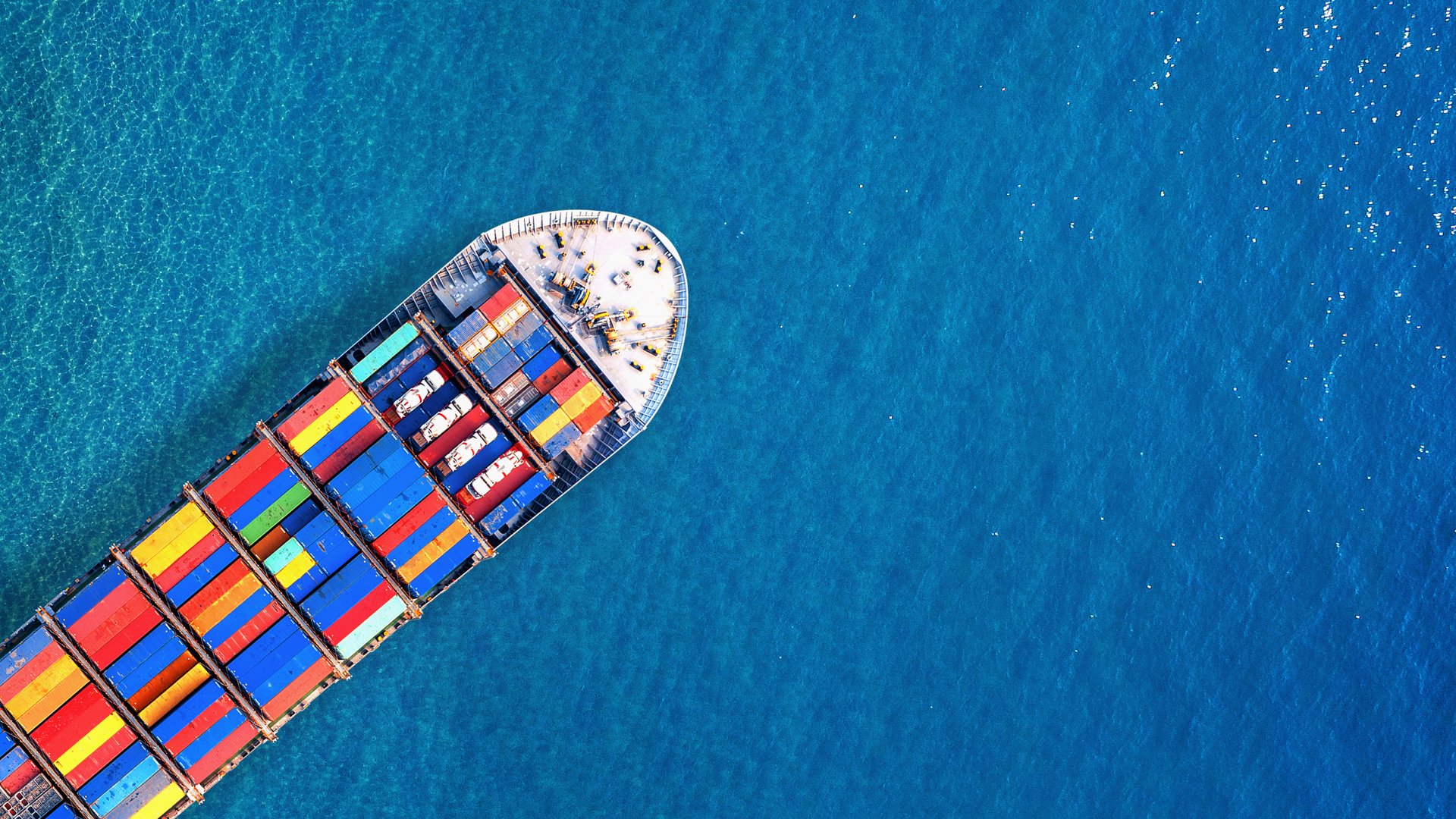 Barco de contenedores navegando